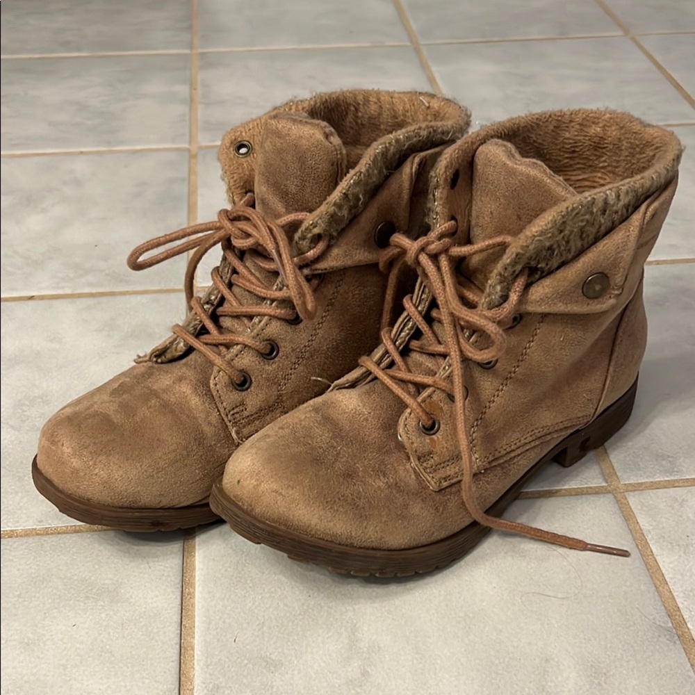 Women’s size 7 tan boots